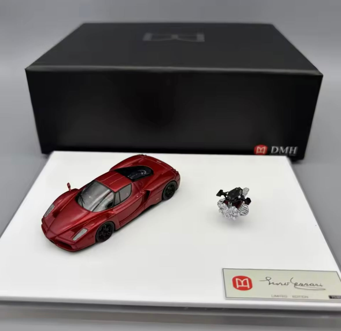 DMH 1:64 Enzo Ferrari - Carbon Basis – Kunst in Bewegung