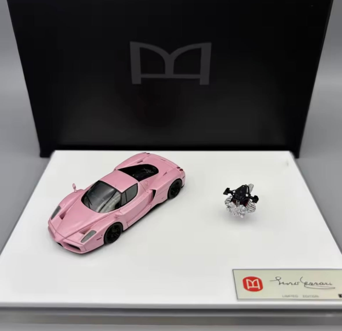 DMH 1:64 Enzo Ferrari - Carbon Basis – Kunst in Bewegung