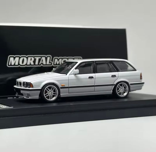Mortal 1:64 BMW E34 Touring – Crock Wagon Legierungsmodell in Blau & Weiß