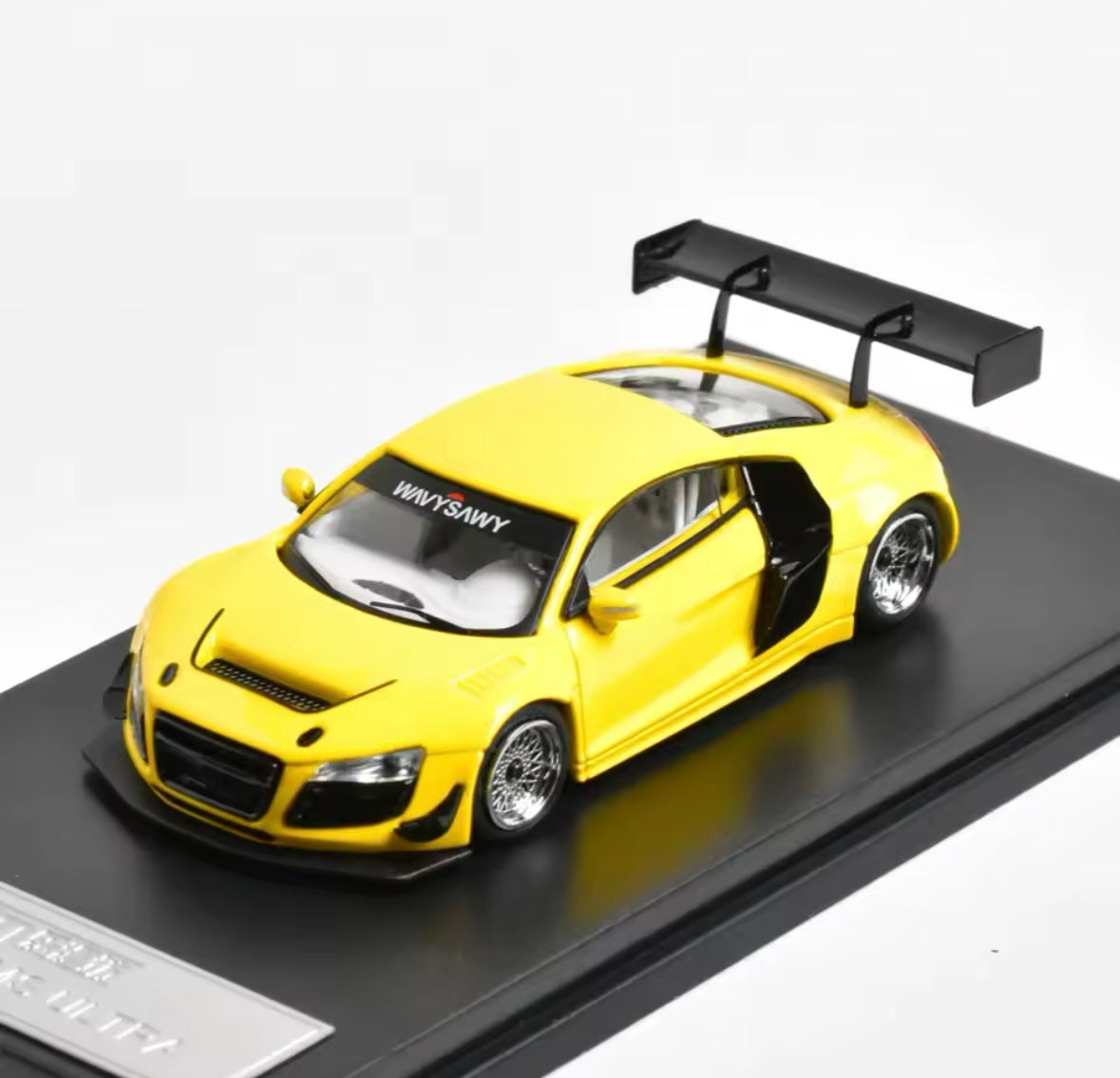 Audi R8 LMS 1:64 – Hochwertiges Modell mit Display-Plate