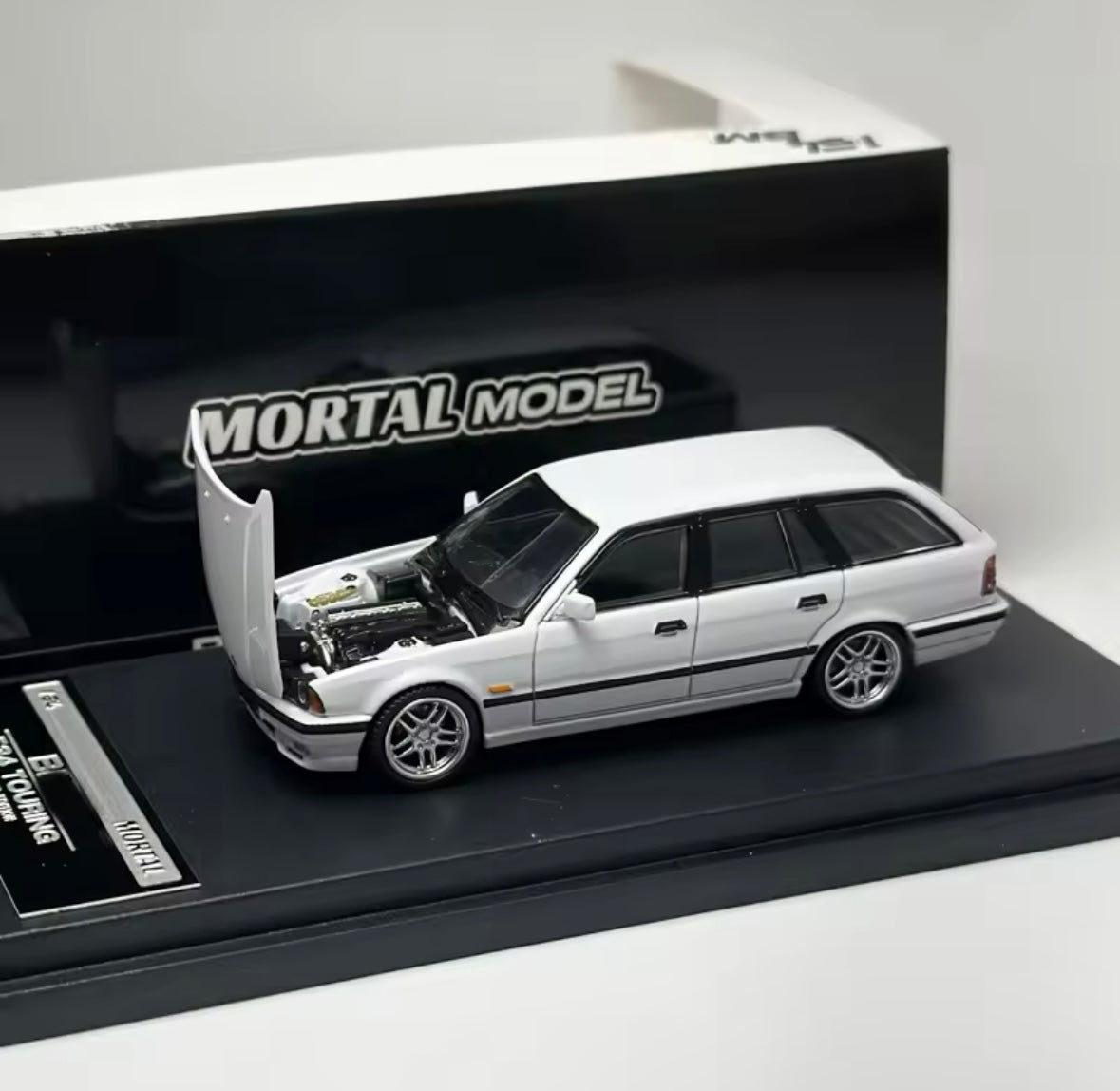 Mortal 1:64 BMW E34 Touring – Crock Wagon Legierungsmodell in Blau & Weiß