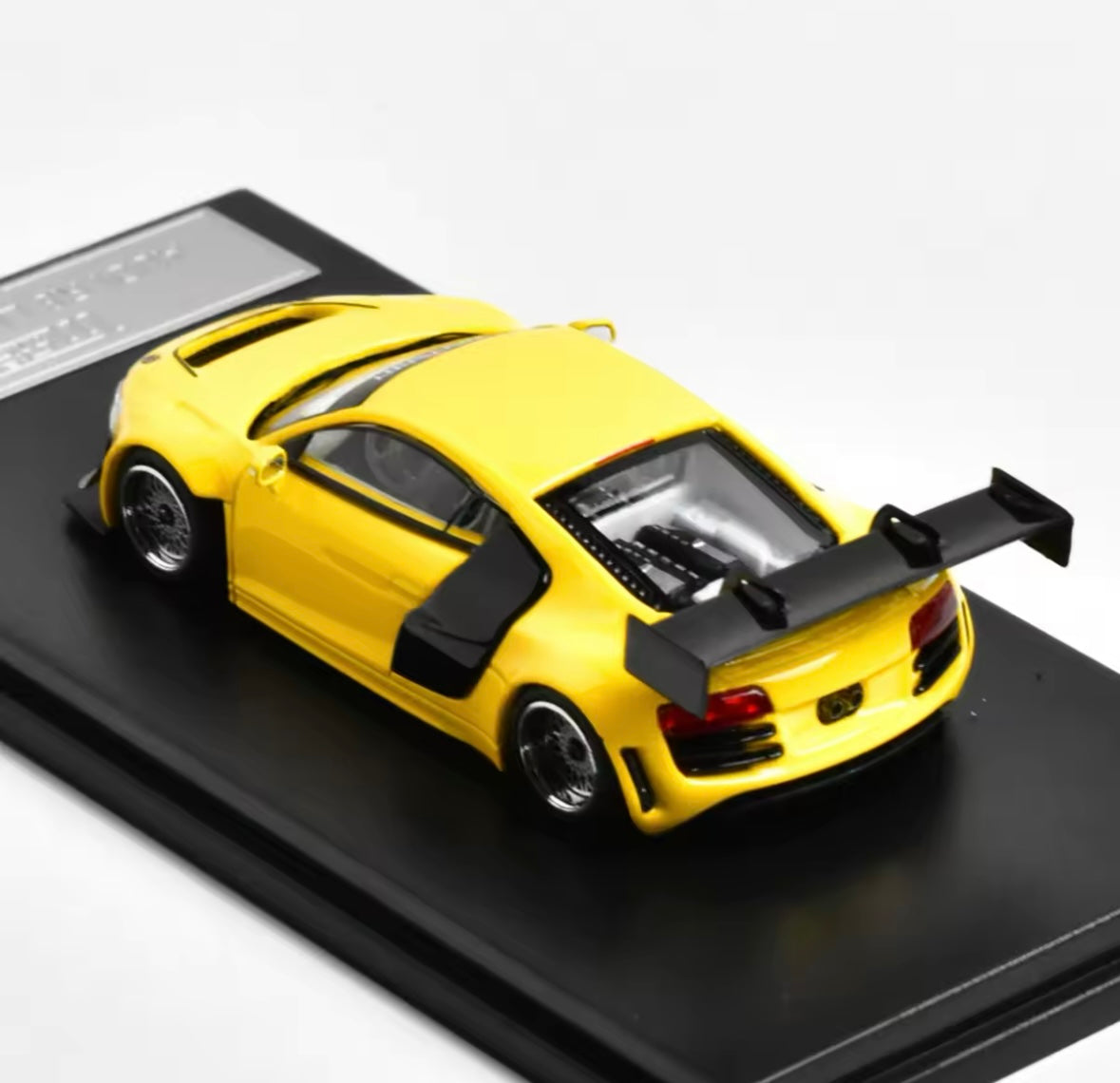 Audi R8 LMS 1:64 – Hochwertiges Modell mit Display-Plate