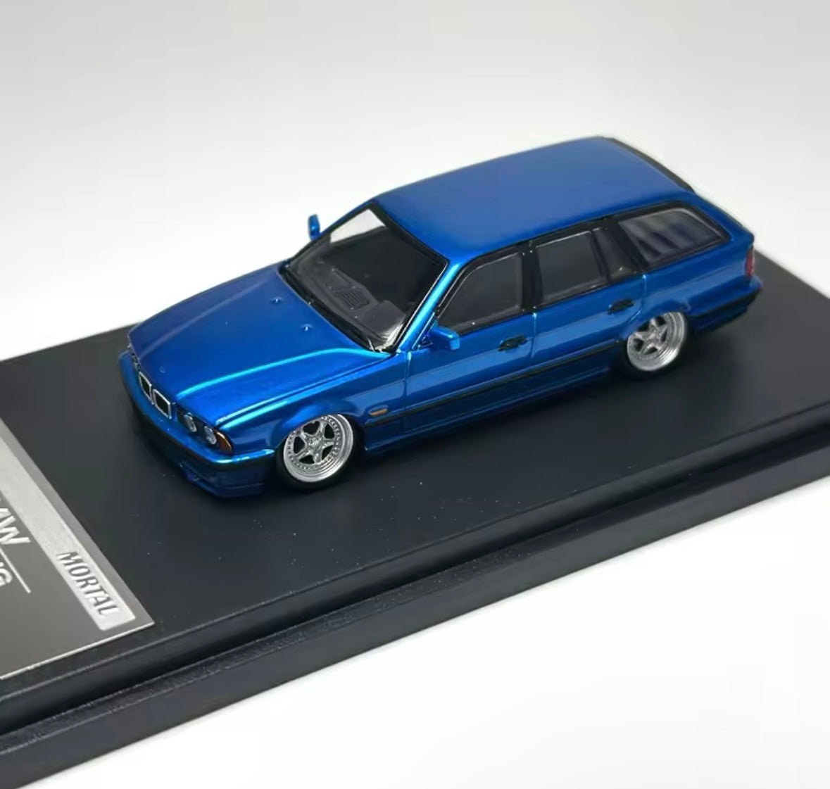Mortal 1:64 BMW E34 Touring – Crock Wagon Legierungsmodell in Blau & Weiß