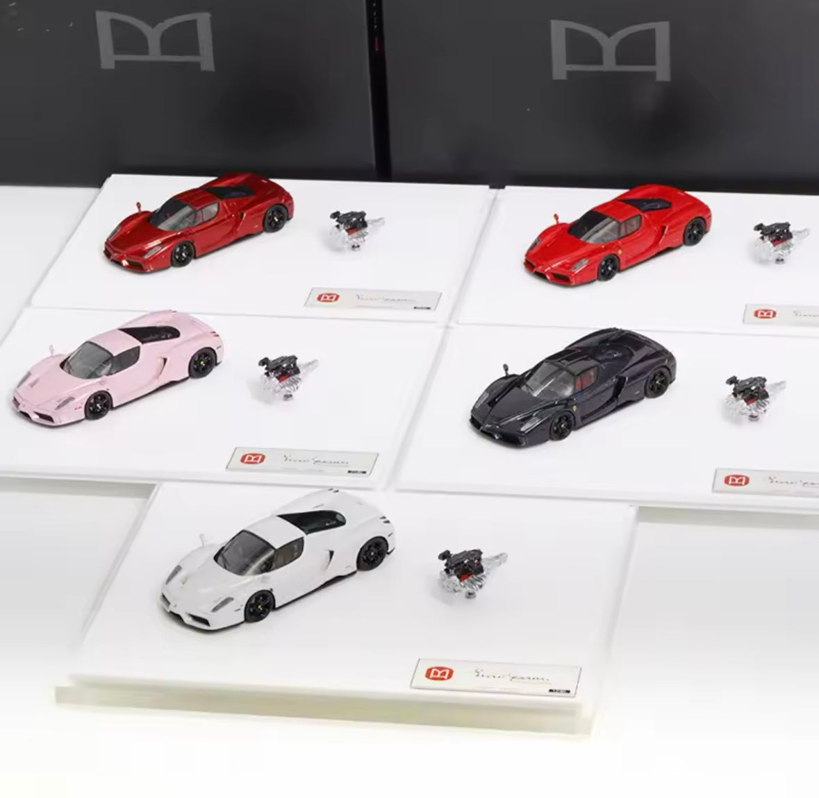 DMH 1:64 Enzo Ferrari - Carbon Basis – Kunst in Bewegung