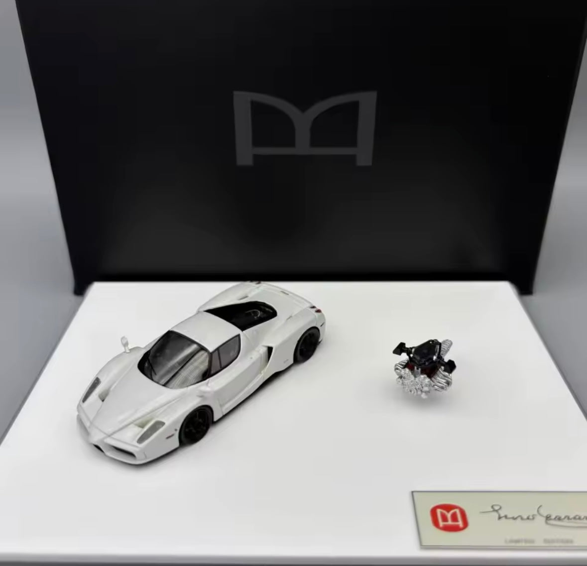 DMH 1:64 Enzo Ferrari - Carbon Basis – Kunst in Bewegung