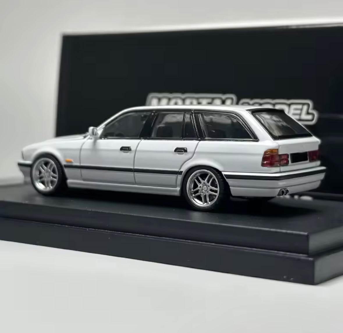 Mortal 1:64 BMW E34 Touring – Crock Wagon Legierungsmodell in Blau & Weiß