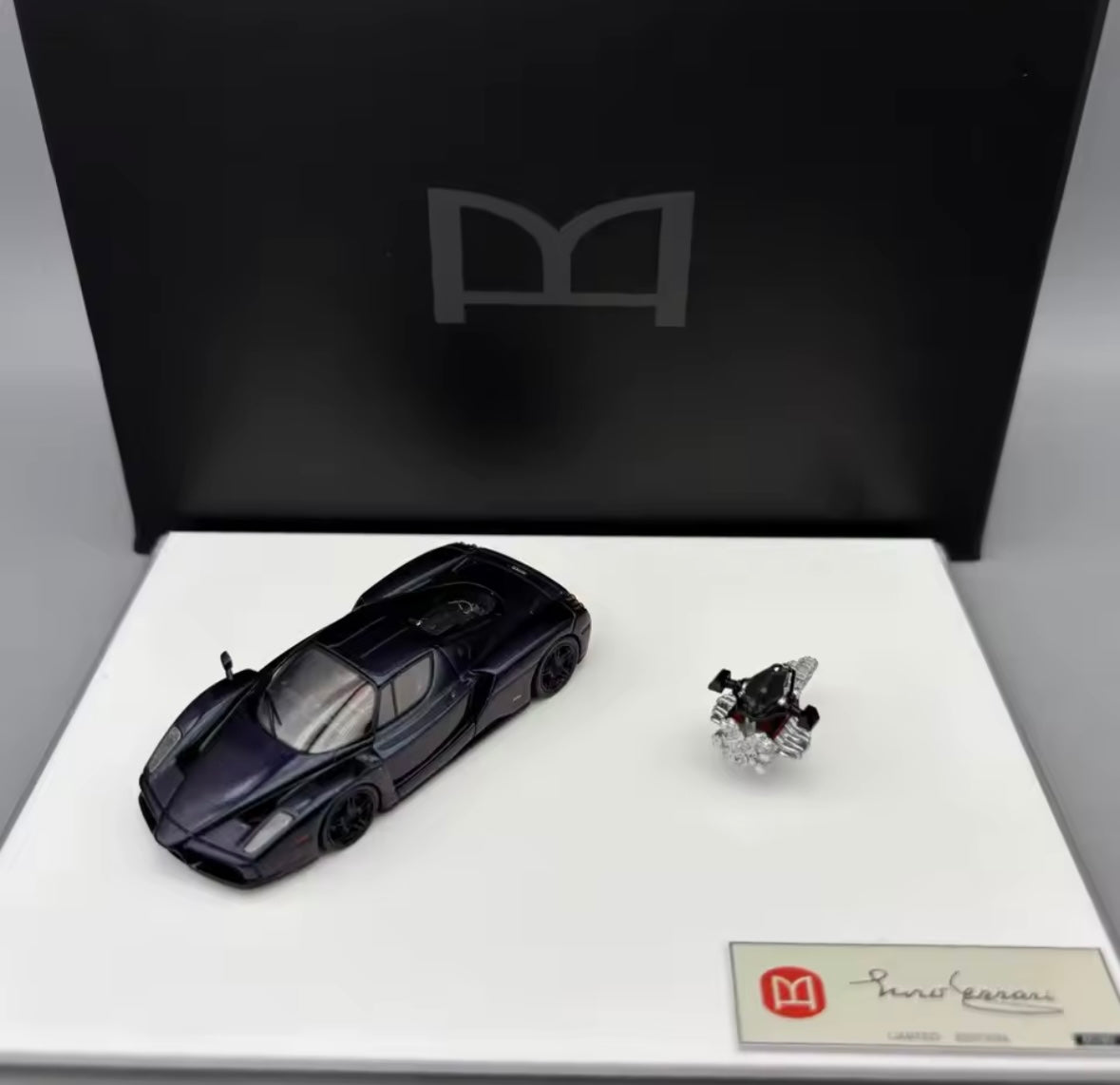 DMH 1:64 Enzo Ferrari - Carbon Basis – Kunst in Bewegung