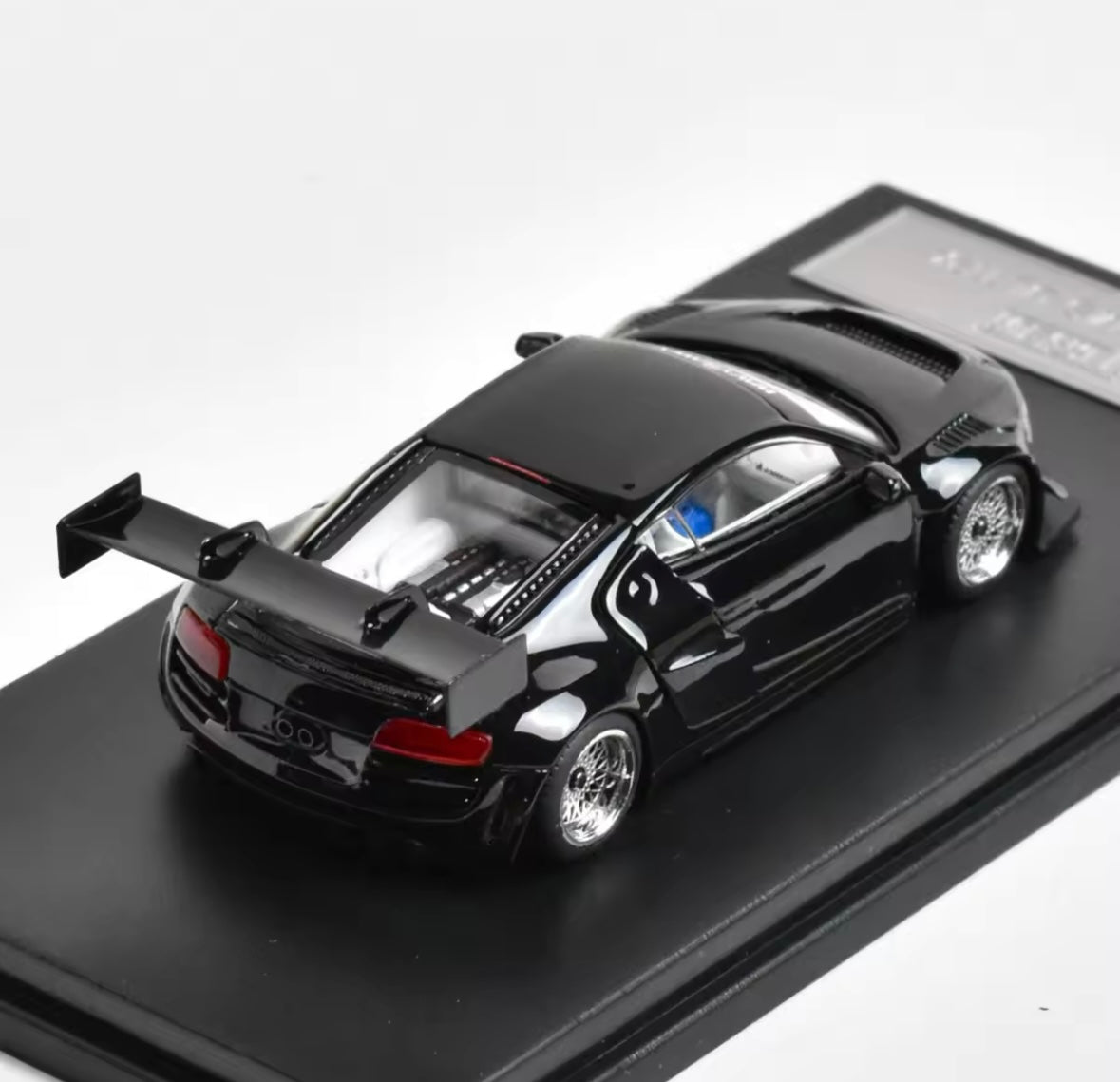Audi R8 LMS 1:64 – Hochwertiges Modell mit Display-Plate