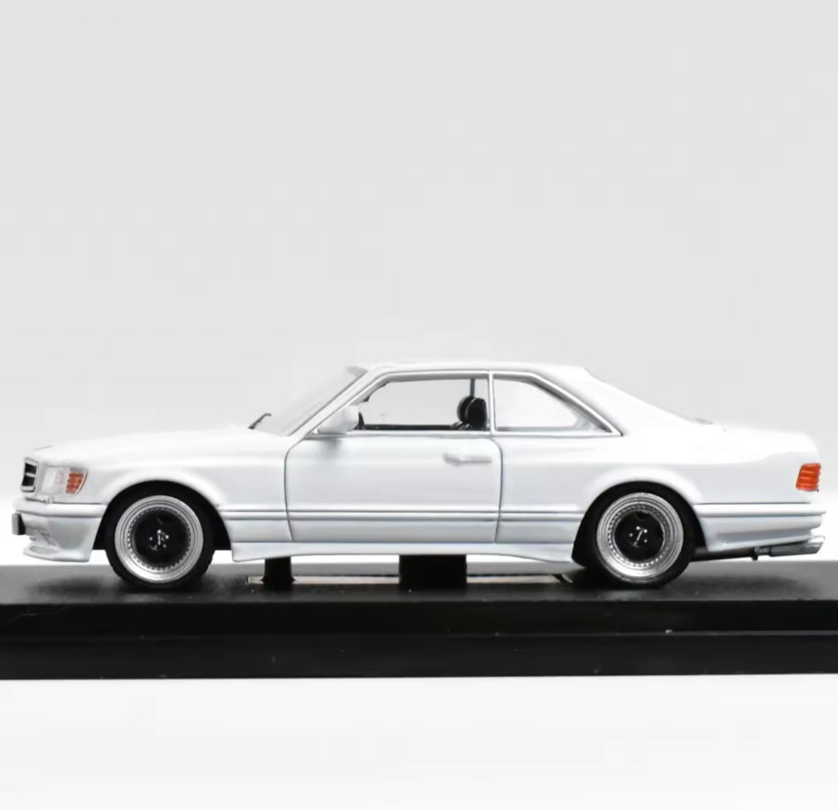 Rhino Model RM 1:64 Mercedes-Benz 560SEC W126 – Hochwertiges Diecast-Modellauto
