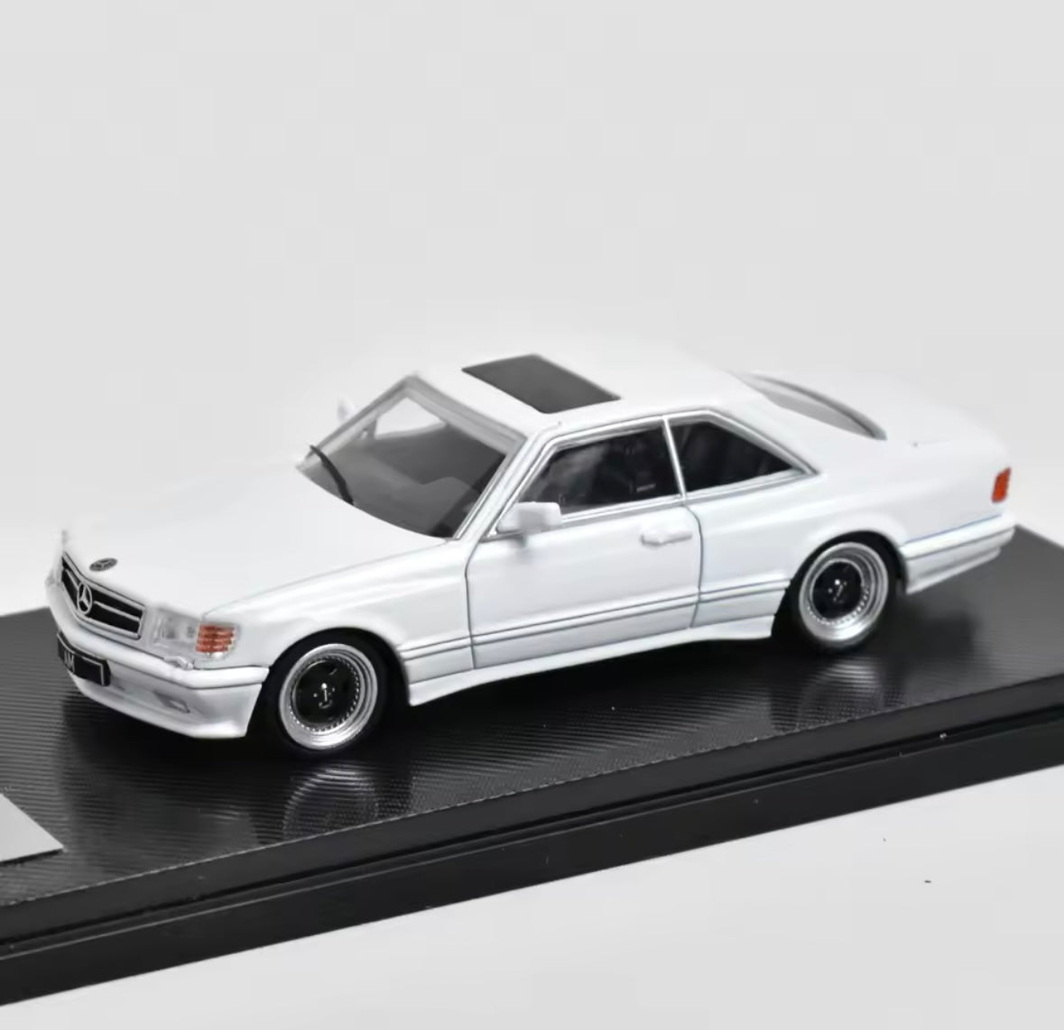Rhino Model RM 1:64 Mercedes-Benz 560SEC W126 – Hochwertiges Diecast-Modellauto